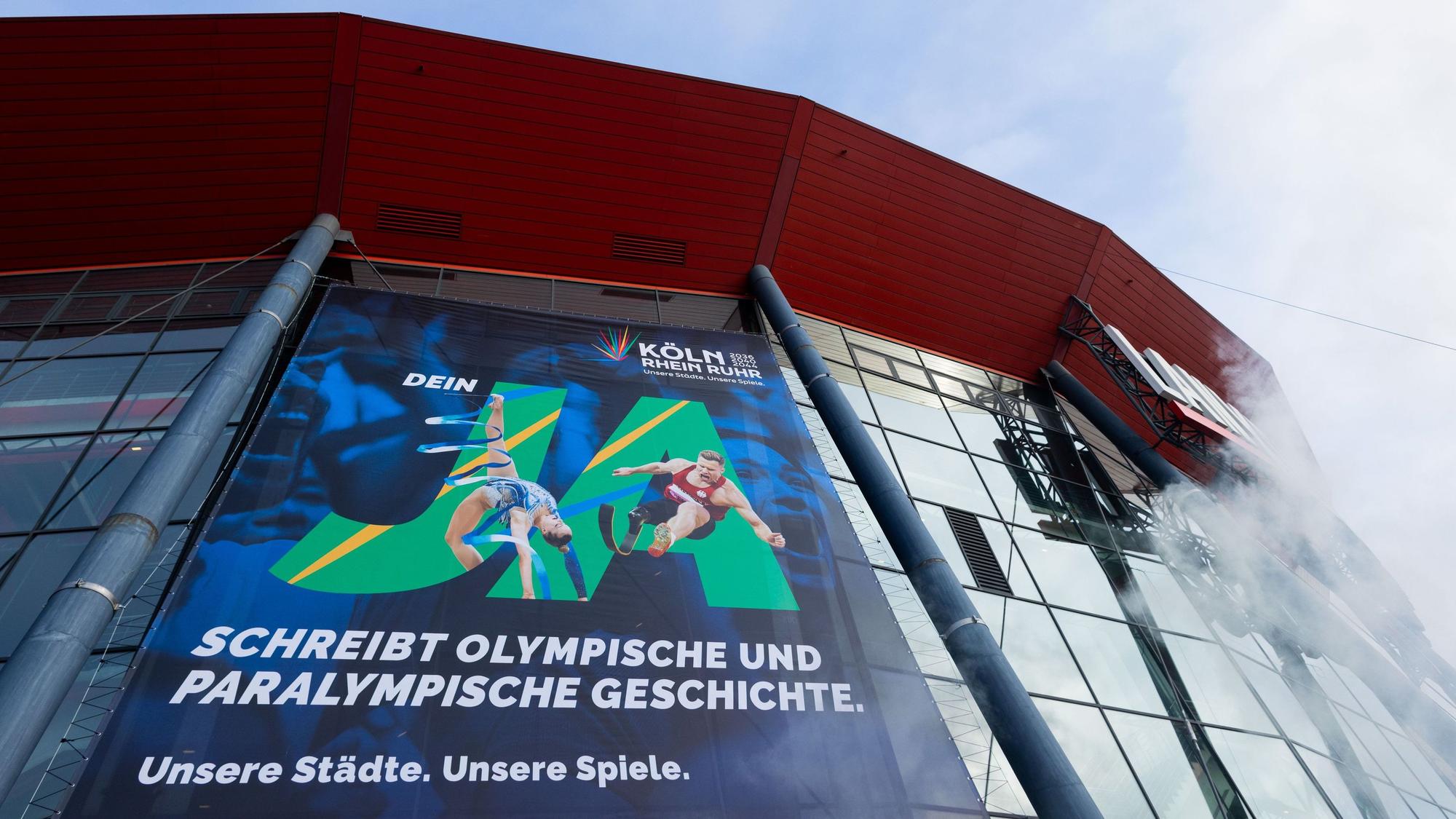Ein Plakat an der Kölner Lanxess-Arena wirbt für ein Ja im Bürgerentscheid zur Olympiabewerbung der Region Rhein/Ruhr. Köln ist als „Leading City“ beteiligt.
