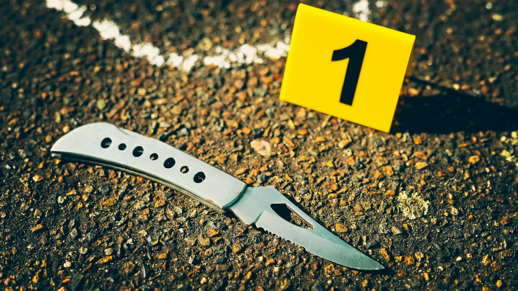 Messer und Markierung der Spurensicherung