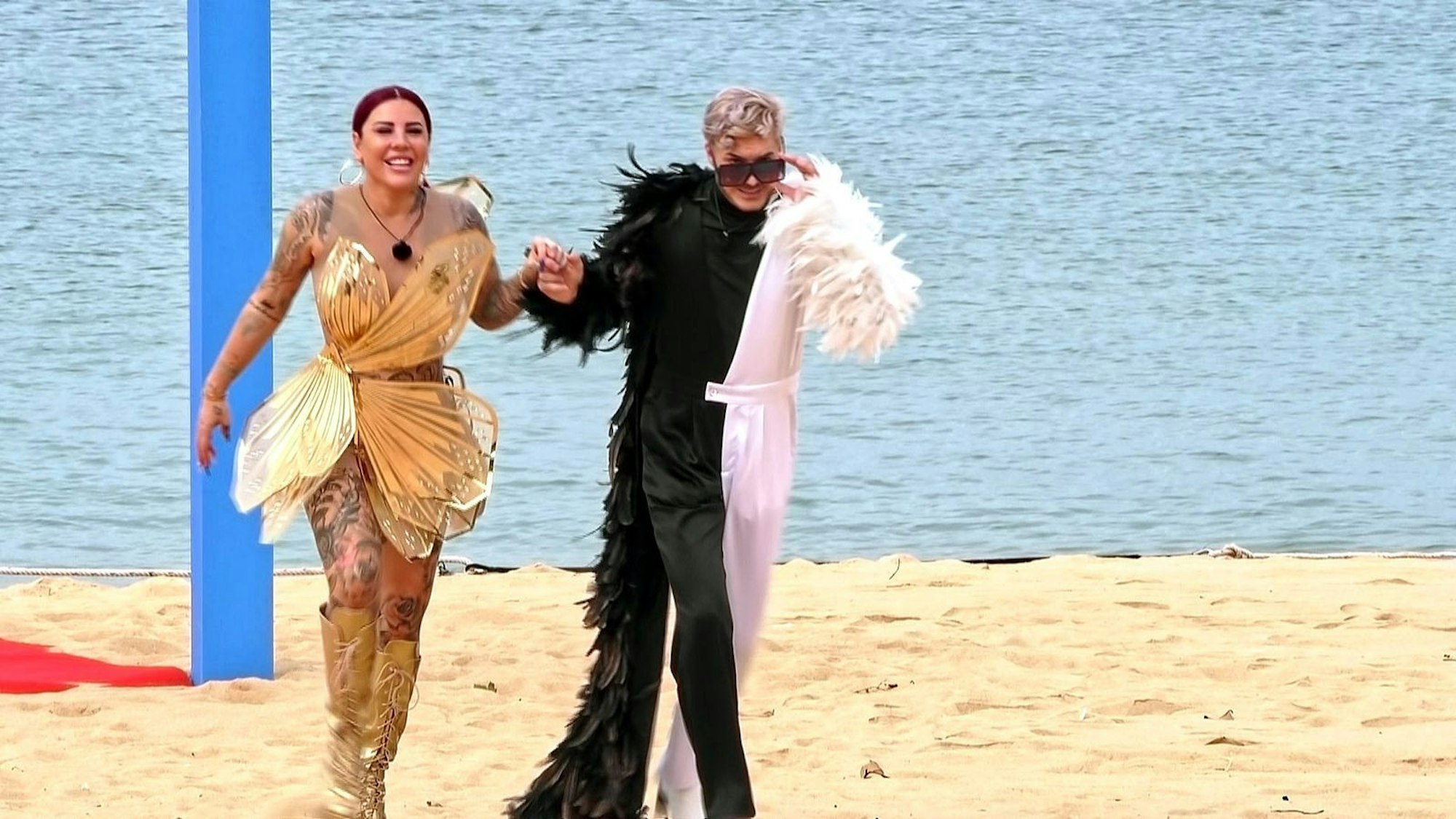 Kate war Sam enterteten Hand in Hand den Reality-Traumstrand - und verwechselten von Ferne einen Kollegen. (Bild: RTLZWEI)