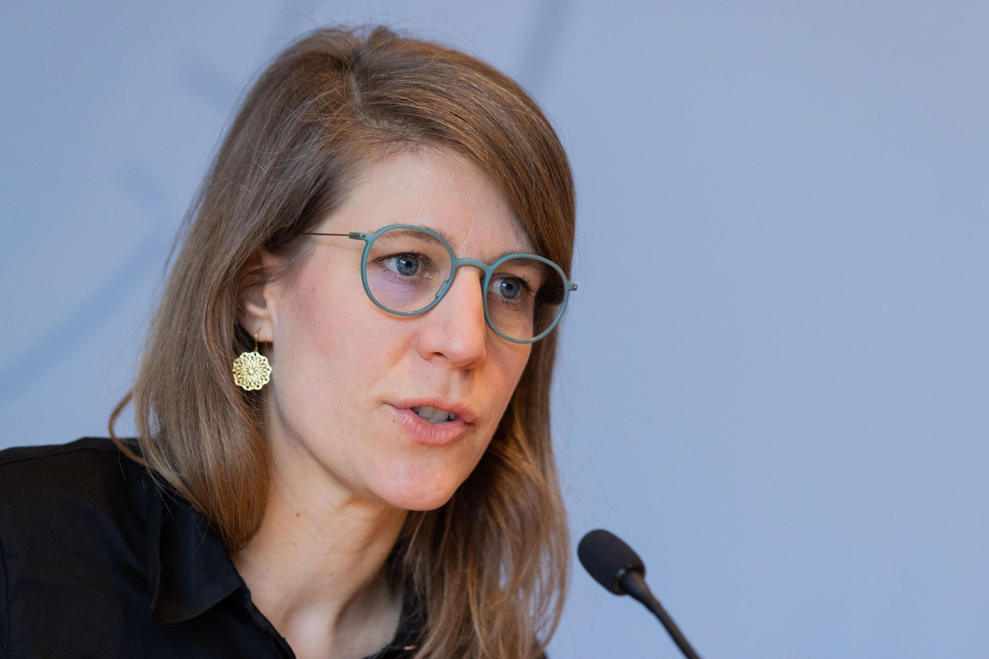 Familienministerin Verena Schäffer (Bündnis 90/Die Grünen) spricht in der Landespressekonferenz im Landtag.