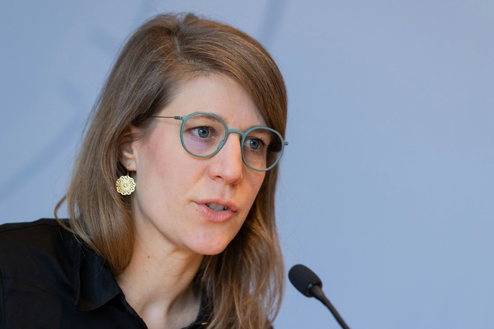 Familienministerin Verena Schäffer (Bündnis 90/Die Grünen) spricht in der Landespressekonferenz im Landtag.