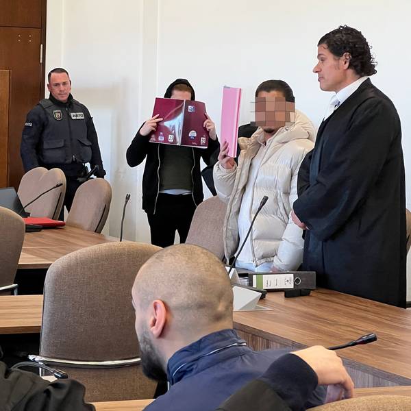 Landgericht Köln: Giuliano (23) Goman und Christopher Goman stehen wegen Enkeltricks vor dem Landgericht. Bild: Ralf Krieger