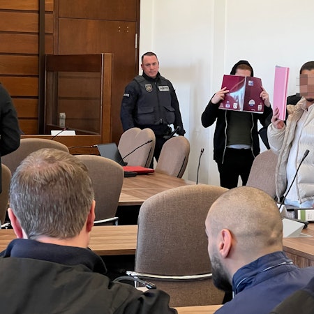 Landgericht Köln: Giuliano (23) Goman und Christopher Goman stehen wegen Enkeltricks vor dem Landgericht. Bild: Ralf Krieger