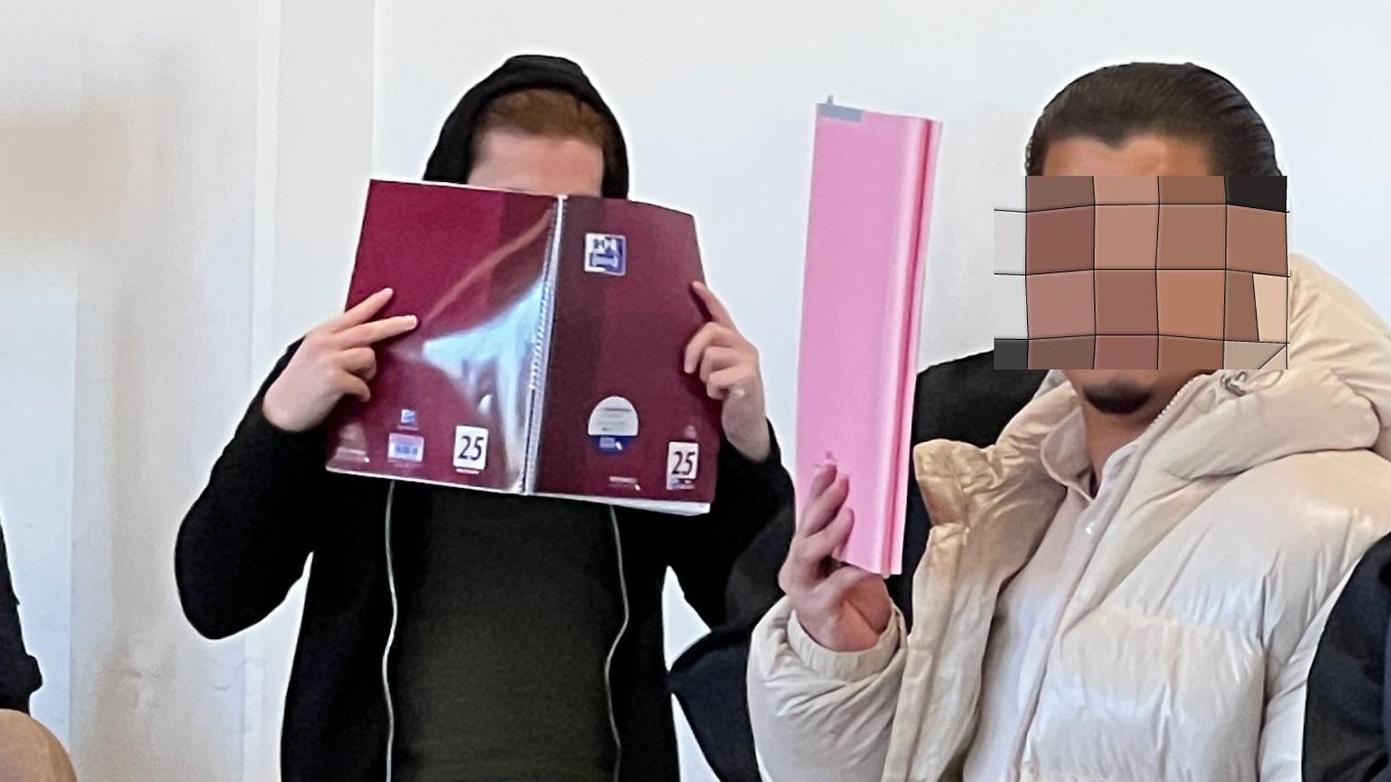 Landgericht Köln: Giuliano (23) Goman und Christopher Goman stehen wegen Enkeltricks vorm Landgericht. Bild: Ralf Krieger