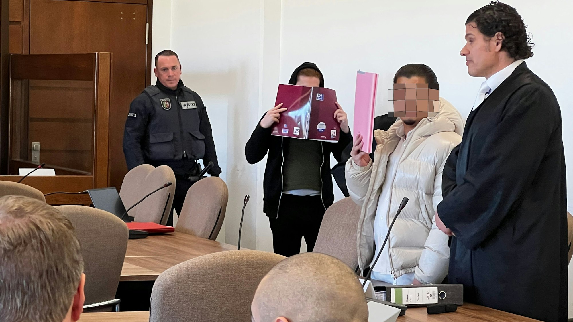 Landgericht Köln: Giuliano (23) Goman und Christopher Goman stehen wegen Enkeltricks vor dem Landgericht. Bild: Ralf Krieger