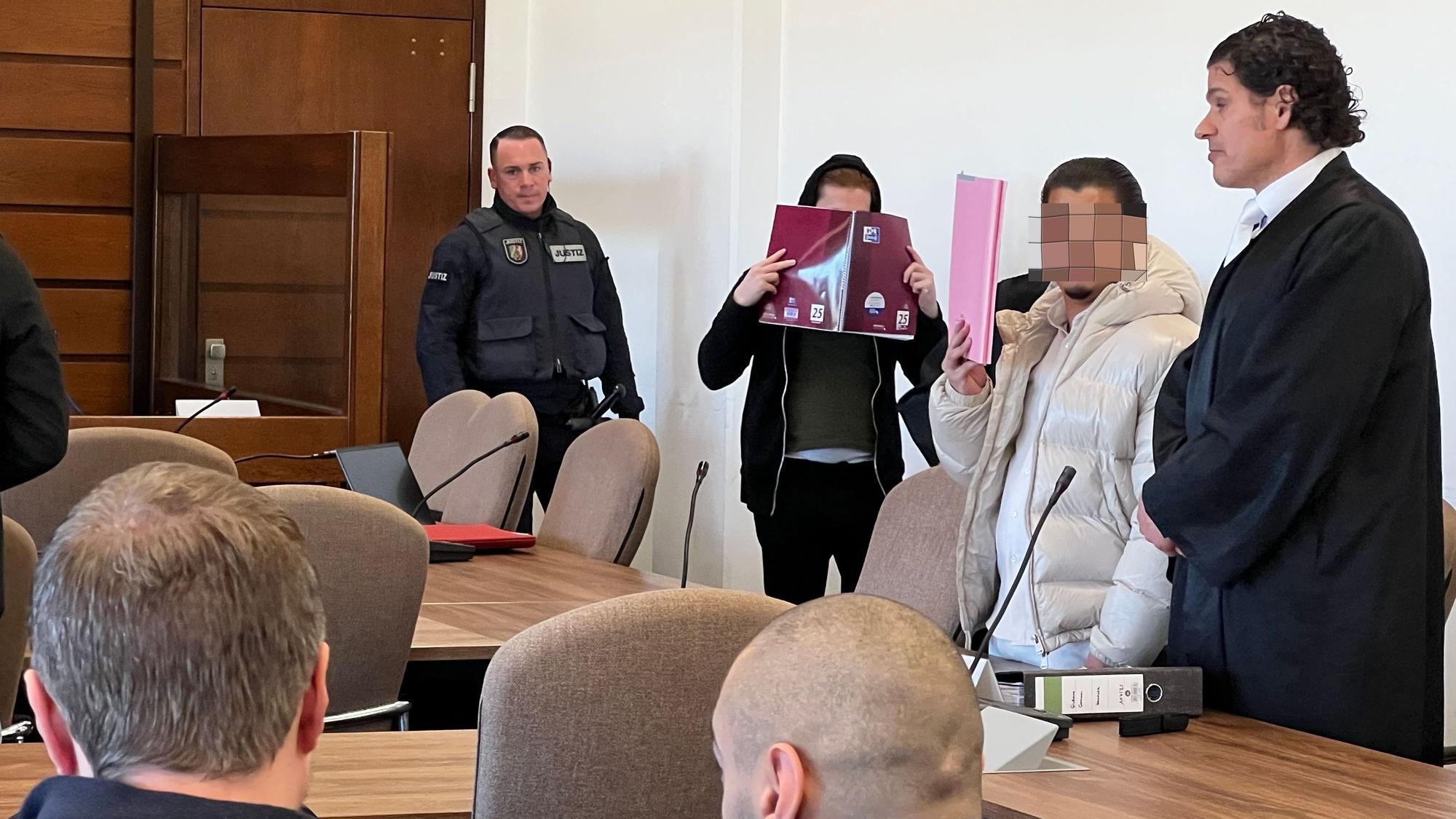 Landgericht Köln: Zwei Angeklagte mit ihrem Anwalt