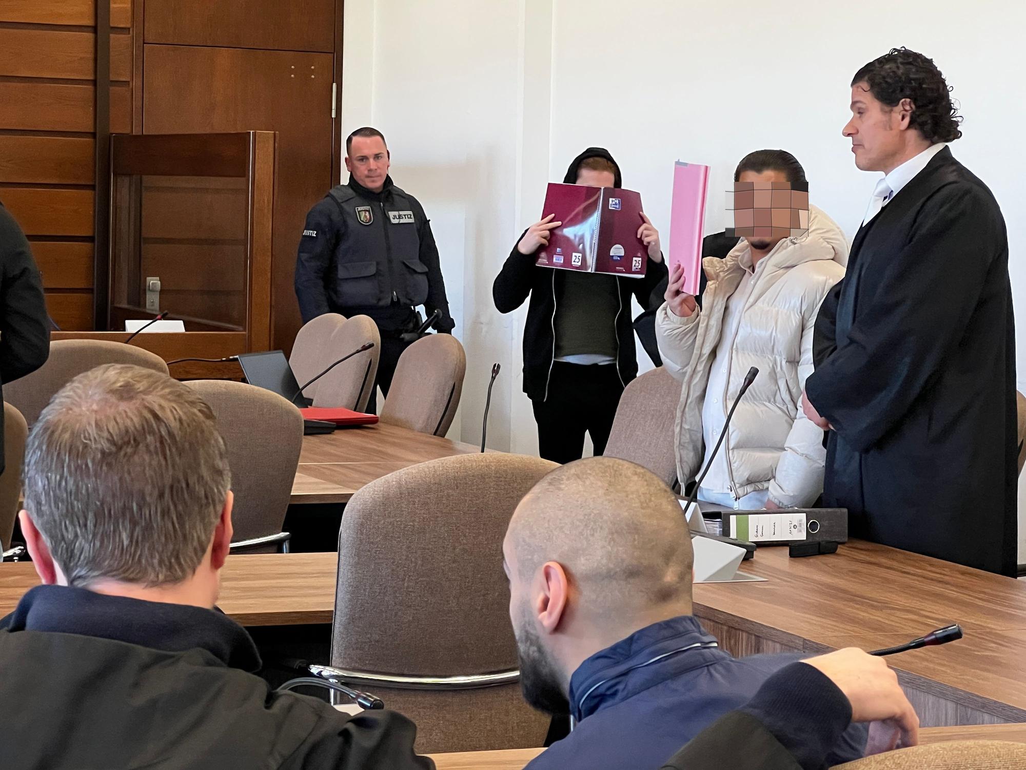 Landgericht Köln: Giuliano (23) Goman und Christopher Goman stehen wegen Enkeltricks vorm landgericht. Bild: Ralf Krieger