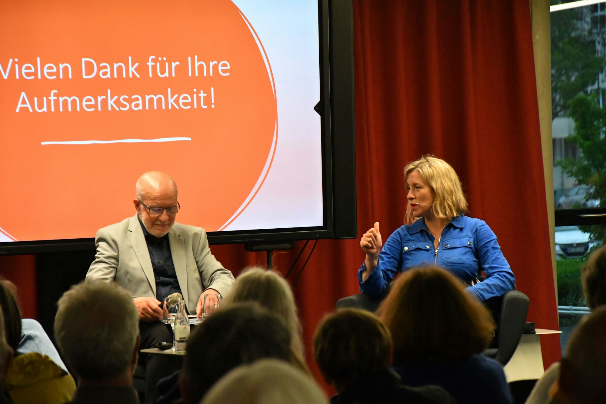 Georg Haag auf der Bühne des Kölner Stadt-Anzeiger mit Moderatorin Claudia Lehnen