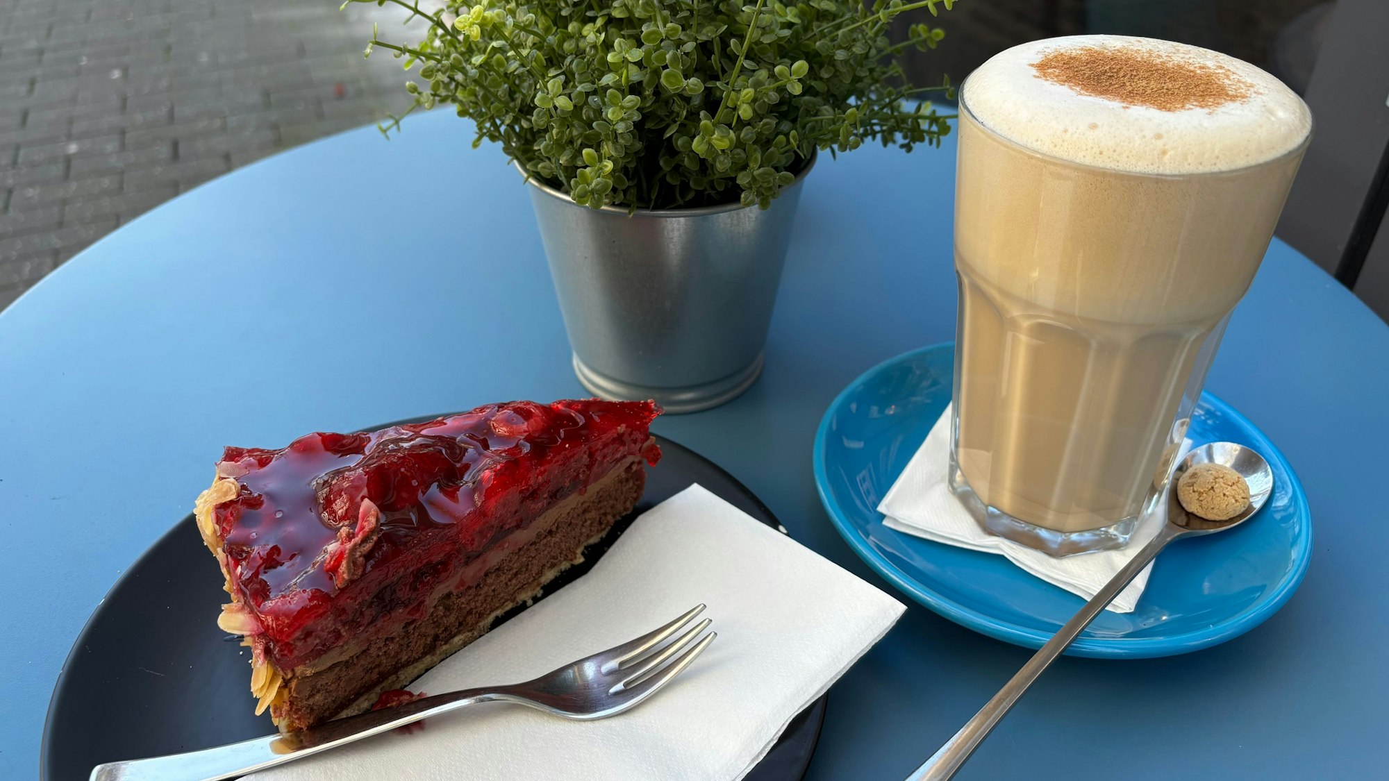 Schoko-Himbeer-Torte und Chai-Latte.