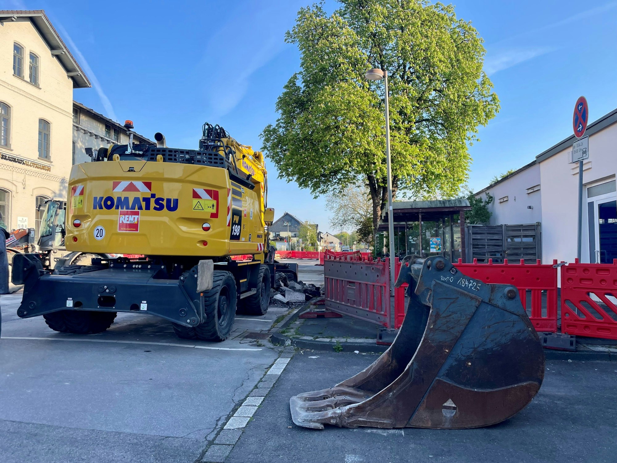 Die Häuschen rechts werden abgerissen, die Bäume bleiben stehen.