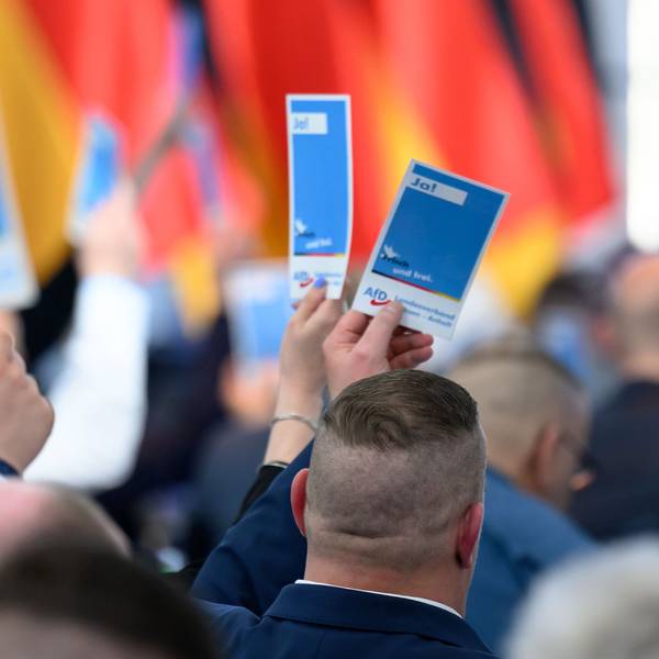 11.04.2026, Sachsen-Anhalt, Magdeburg: Delegierte stimmen auf dem Landesparteitag der AfD Sachsen-Anhalt in Magdeburg ab. Die Delegierten des Landesparteitages wollen das Regierungsprogramm zur Landtagswahl 2026 final erarbeiten und beschließen. Foto: Hendrik Schmidt/dpa +++ dpa-Bildfunk +++