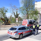 15.04.2026 Köln. An der Siegburger Straße wurde unweit der Discothek Essigfabrik eine Bombe aus dem Zweiten Weltkrieg gefunden. Da der Blindgänger beschädigt ist, muss er gesprengt werden. Foto: Alexander Schwaiger