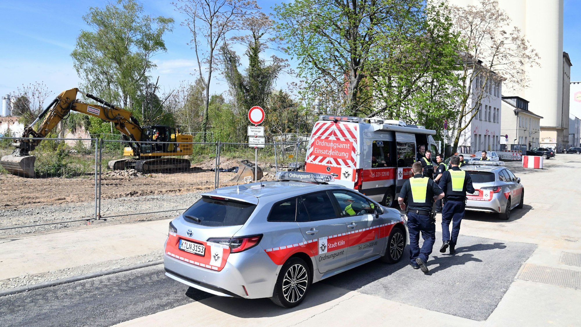15.04.2026 Köln. An der Siegburger Straße wurde unweit der Discothek Essigfabrik eine Bombe aus dem Zweiten Weltkrieg gefunden. Da der Blindgänger beschädigt ist, muss er gesprengt werden. Foto: Alexander Schwaiger