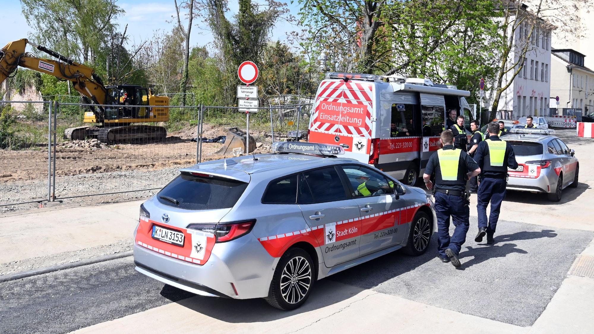 Einsatzkräfte der Stadt bei einer Evakuierungsmaßnahme (Symbolfoto). In Köln-Lindenthal wurde ein Blindgänger gefunden, der am Montag (11. Mai) entschärft werden soll.