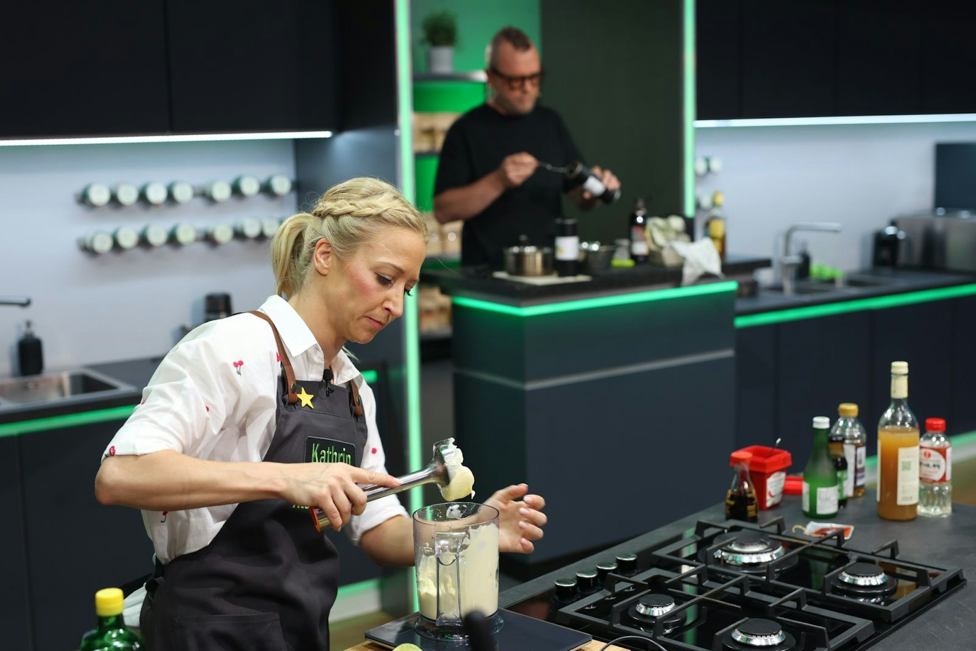Mit Brandteig-Krapferl erkocht sich Kathrin Menzinger einen goldenen Stern und Max Strohe als Coach. (Bild: Joyn/ Benedikt Müller)