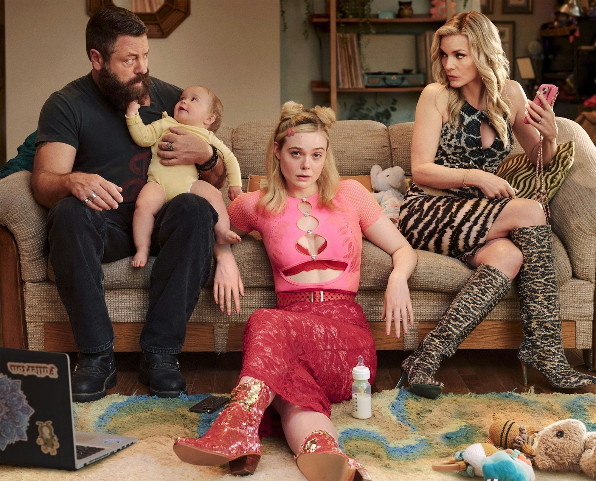 Baby Bodhi wirbelt das Leben von Margo (Elle Fanning, Mitte) und ihrer dysfunktionalen Familie (Michelle Pfeiffer, Nick Offerman) durcheinander. (Bild: © Apple TV)