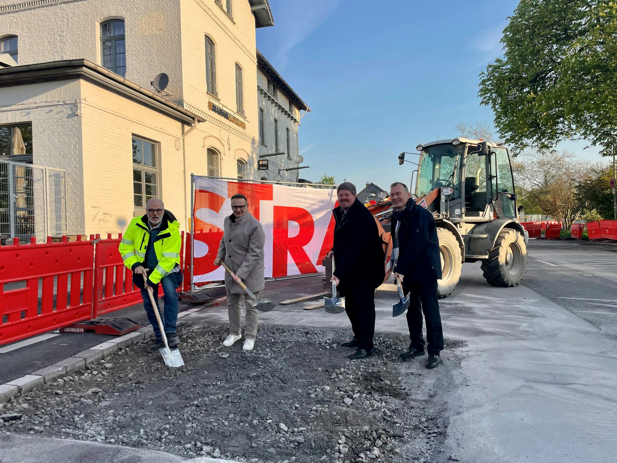 Ludger Steffen (v. l., Leiter Tiefbau Stadt Leichlingen), Peter Bruckes (Strabag, Leiter Operativ Rheinland), Maurice Winter (Bürgermeister) und Holger Fritsch (Fachbereichsleiter ÖPNV-Investitionsförderung bei Go Rheinland) beim offiziellen Spatenstich.