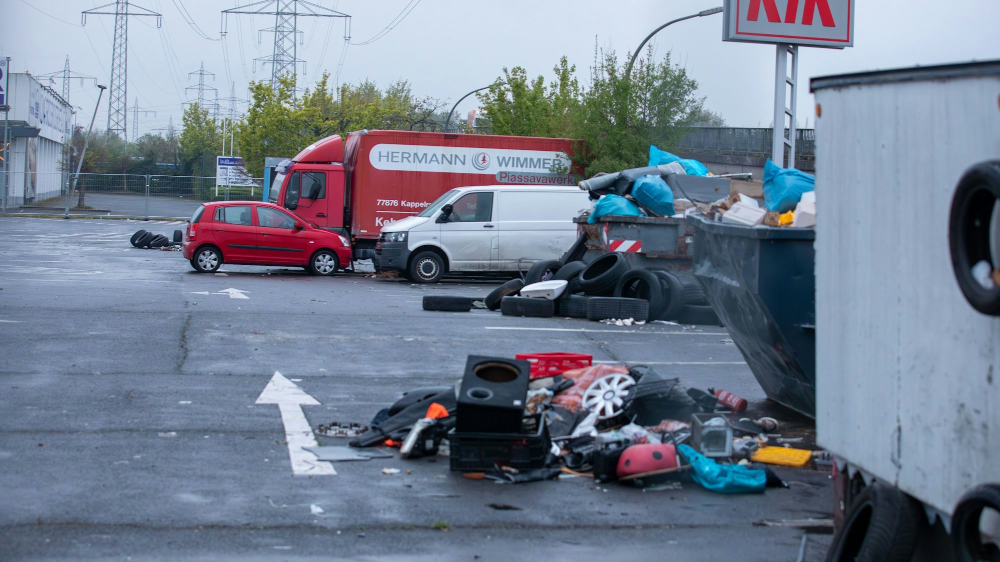 Autos ohne Kennzeichen und viel Müll türmen sich auf dem Parkplatz auf dem Gelände an der Rudolf-Diesel-Straße in Eil.