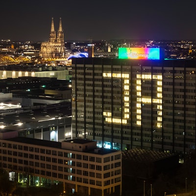 Auf dem Messehochhaus leuchtet der Schriftzug "JA"