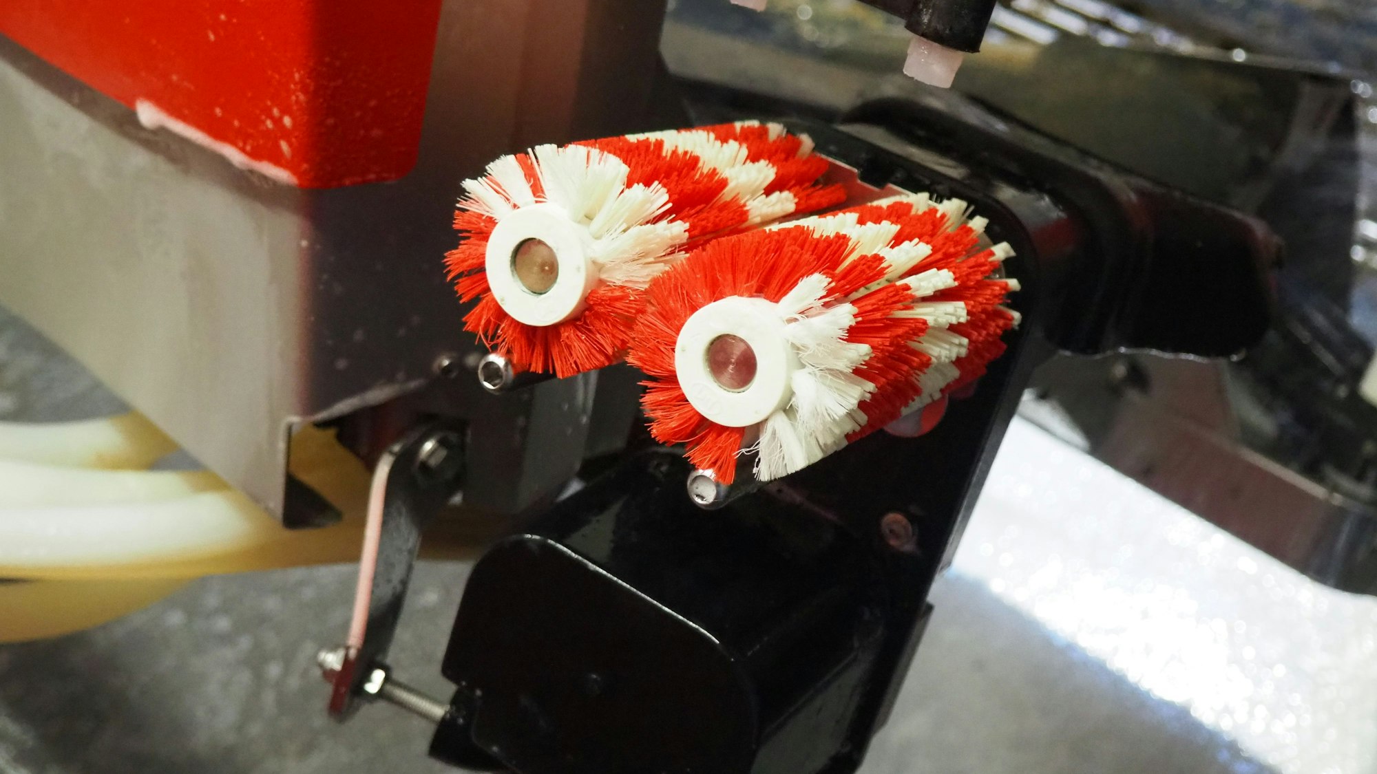 Die Detailaufnahme zeigt die Bürsten eines Melkroboters.