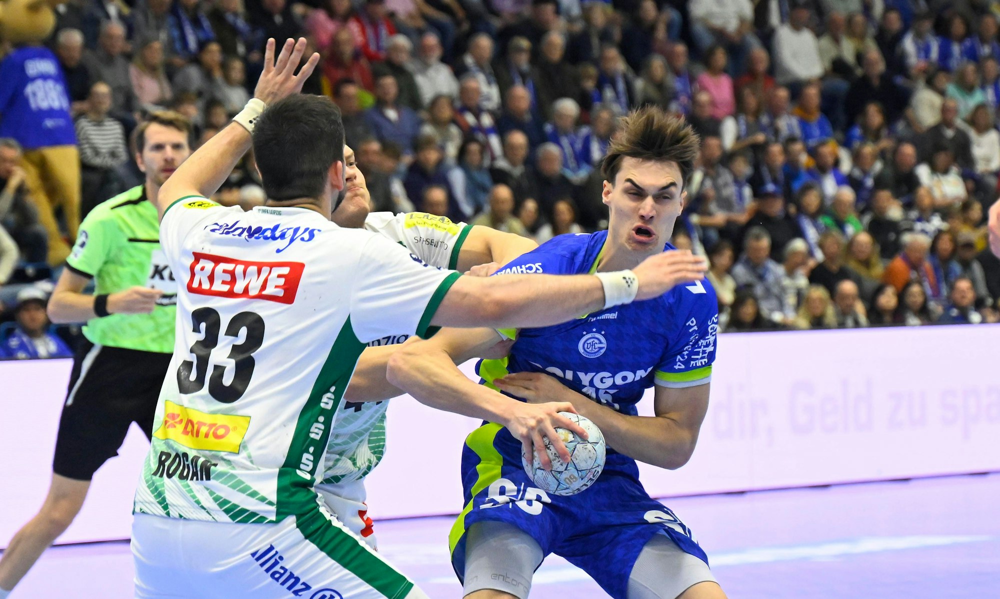 Miro Schluroff versucht die Leipziger Abwehr zu überwinden.