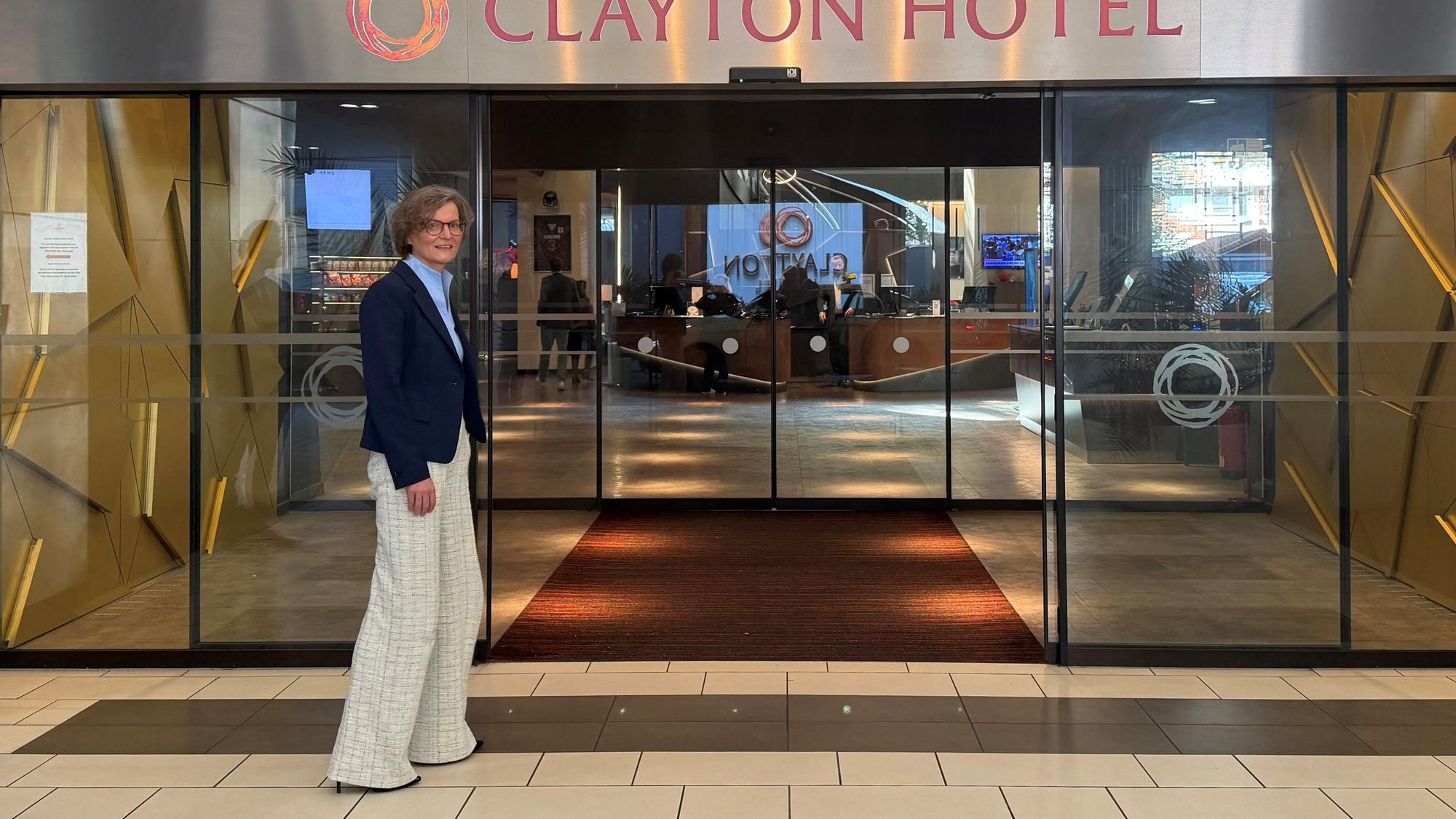 NRW-Bauministerin Ina Scharrenbach (CDU) am 15. April 2026 auf dem Weg zur Personalversammlung ihres Ministeriums in einem Düsseldorfer Hotel.