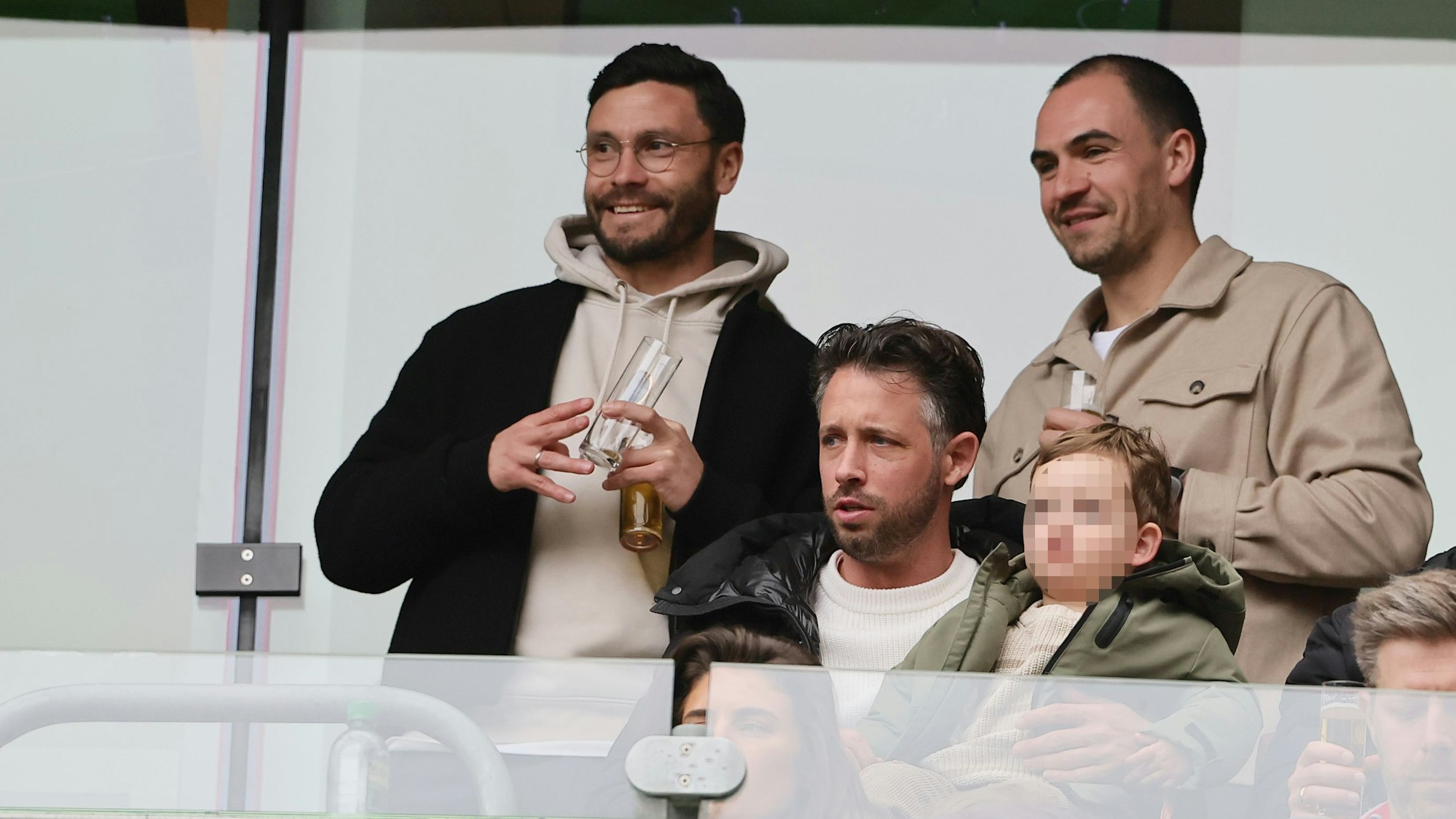 Jonas Hector, Mark Uth und Hannes Dold beim FC auf der Tribüne.
