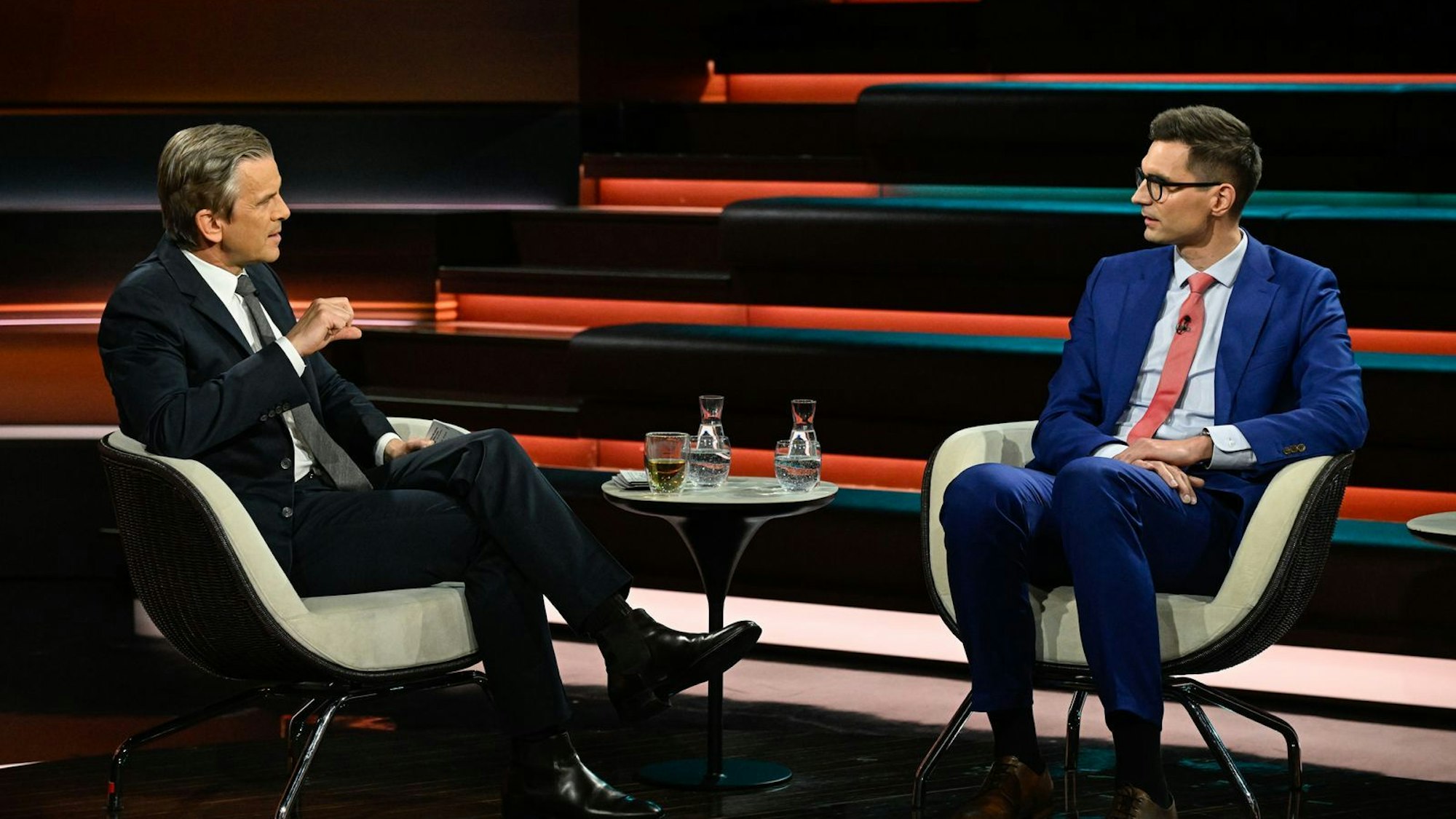 Markus Lanz (l.) sprach CDU-Politiker Sepp Müller auch auf den gescheiterten Termin zwischen Finanzminister Lars Klingbeil und Wirtschaftsministerin Katherina Reiche an. (Bild: ZDF/ Markus Hertrich)