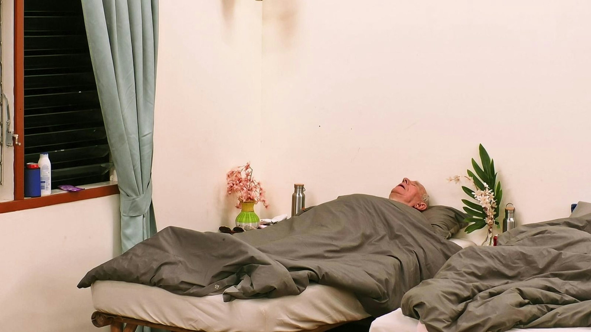 Während sich die anderen Stars Sorgen um Frédérics Zustand machen, lehnt dieser eine ärztliche Behandlung im Krankenhaus ab. (Bild: RTLZWEI)