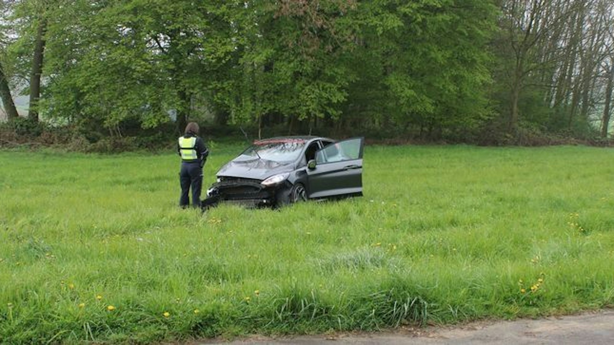 Der bei dem Unfall in Rösrath beschädigte Ford.
