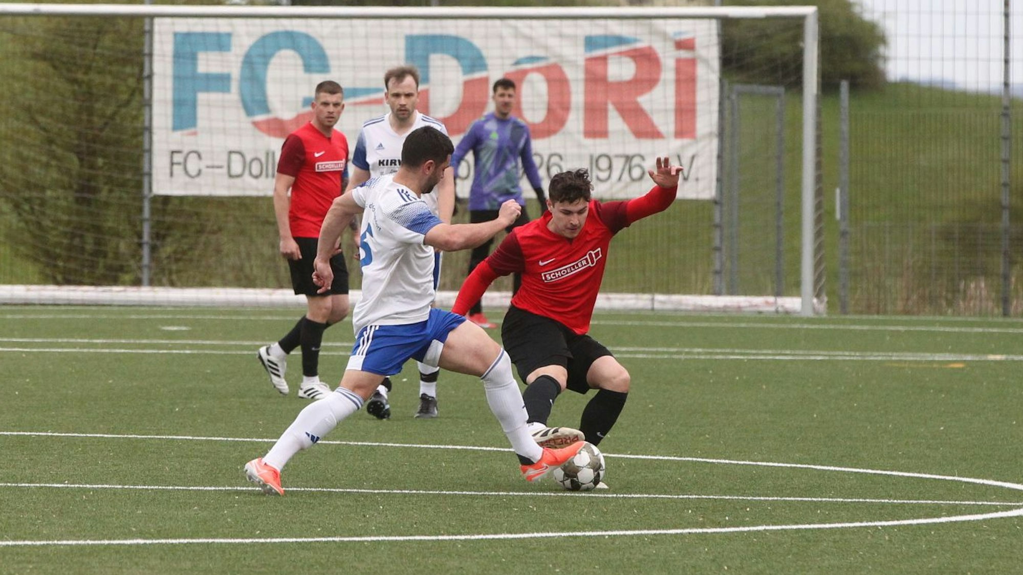 Das Bild zeigt einen Zweikmapf während des Spiels auf dem Kunstrasen in Ripsdorf.