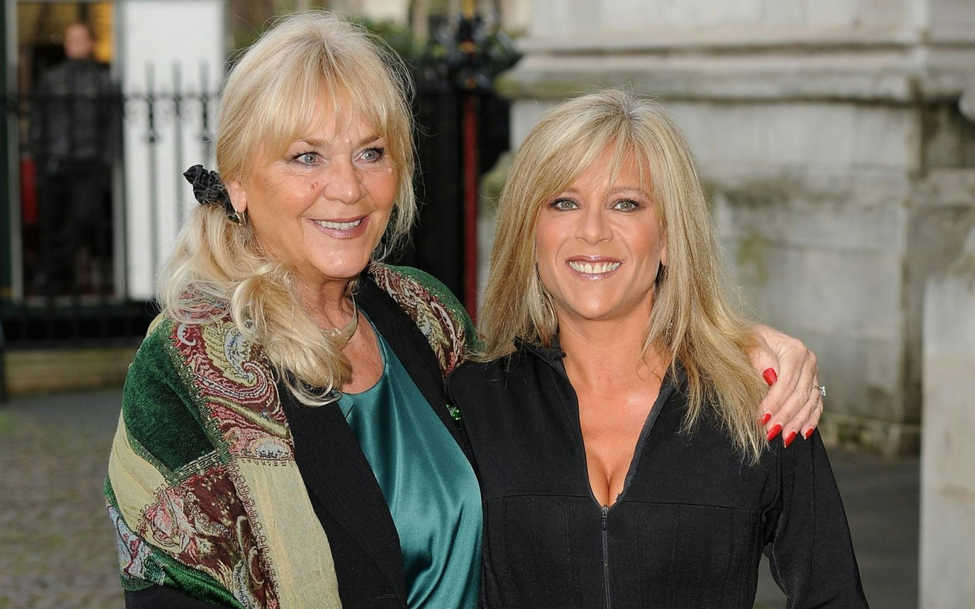 Der Apfel fällt nicht weit vom Stamm: Die Mutter von Samantha Fox (rechts), Carole Fox, arbeitete in den 60er-Jahren als Schauspielerin und Tänzerin. (Bild: Ian Gavan/Getty Images)