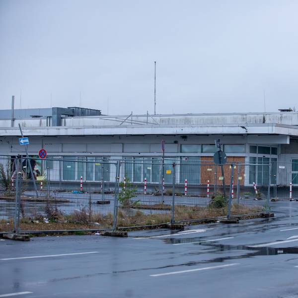 Seit Ende Juni 2022 ist der Real-Markt geschlossen. Seitdem verwahrlosen das Gebäude und das Gelände an der Rudolf-Diesel-Straße in Porz-Eil.