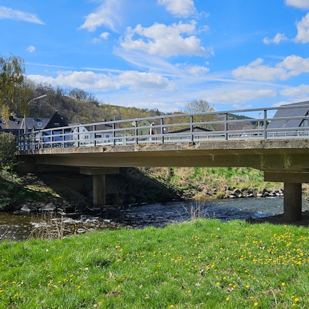 Blick von der Seite auf die Brücke mit ihren zwei Pfeilern.