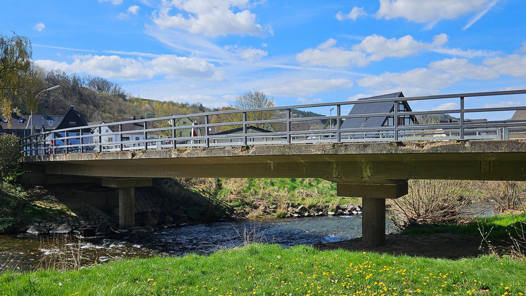 Blick von der Seite auf die Brücke mit ihren zwei Pfeilern.