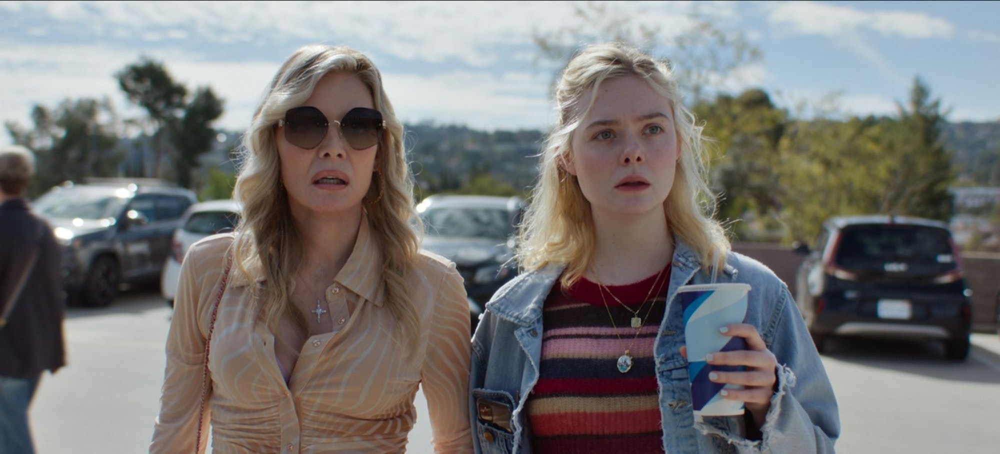 Shyanne (Michelle Pfeiffer, links) hätte ihrer Tochter Margo (Elle Fanning) gerne erspart, genauso jung Mutter zu werden wie sie. (Bild: © Apple TV)