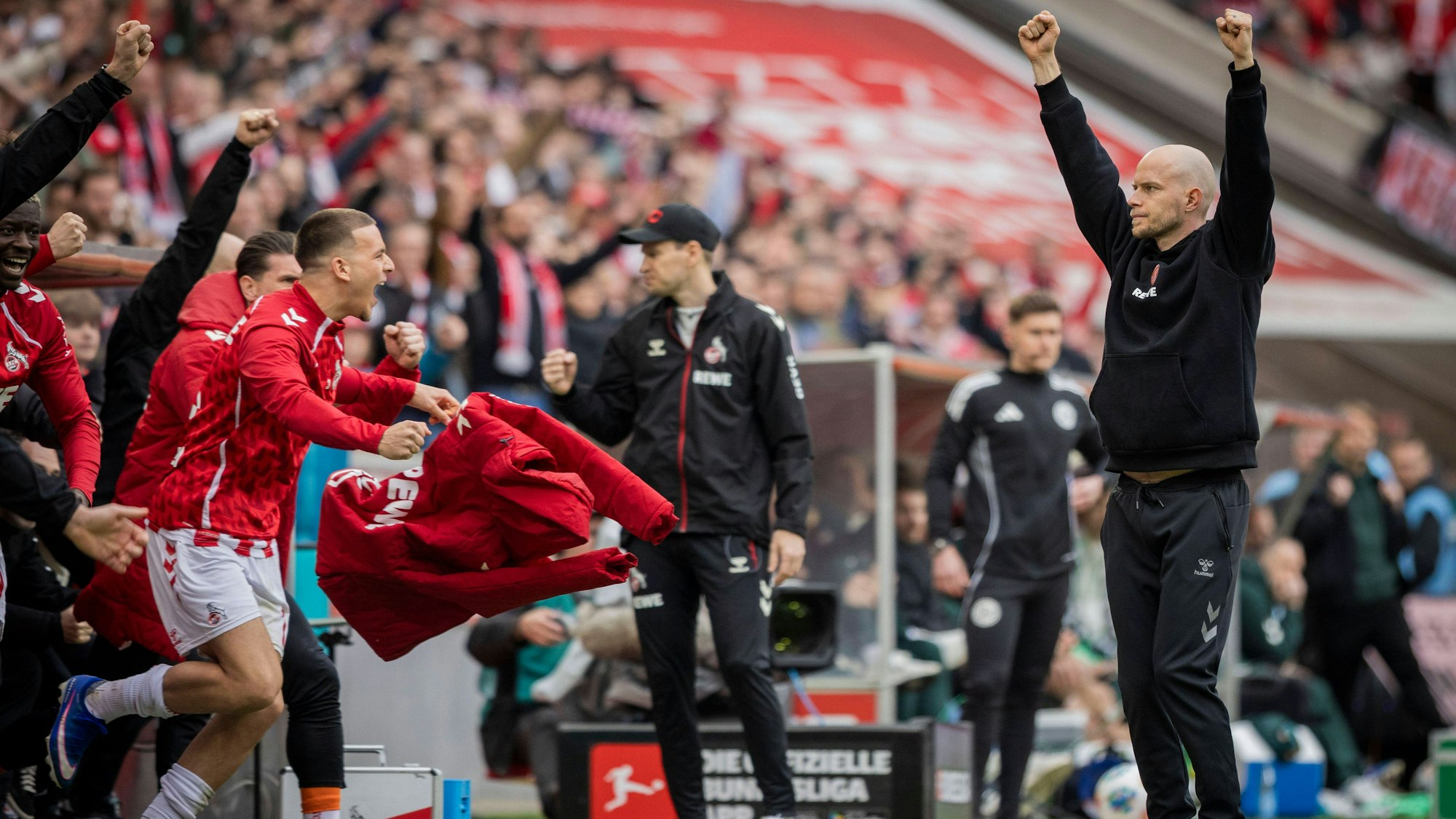 Jubel auf der FC-Bank und bei Trainer René Wagner