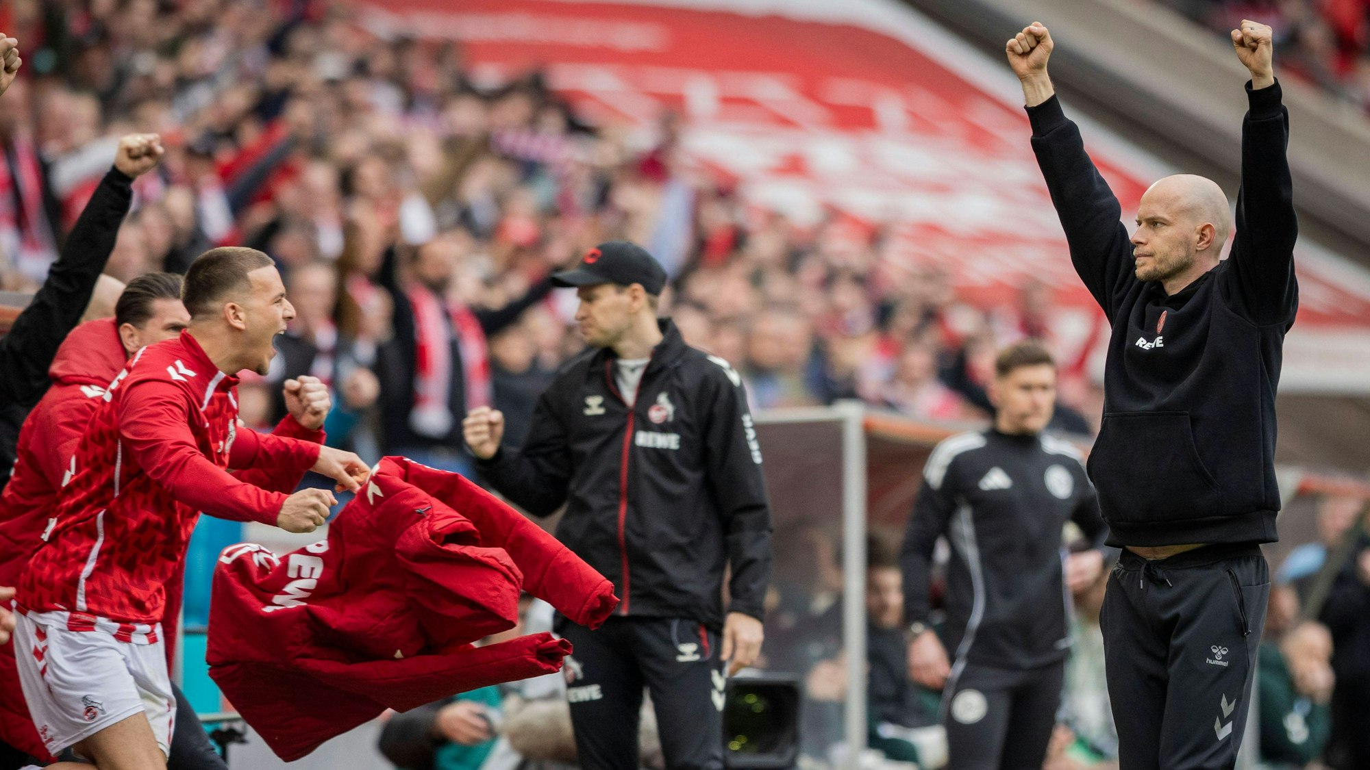 René Wagner reckt die Fäuste in die Höhe, Said El Mala rennt auf seinen Trainer zu: Der 1. FC Köln wirkt nach dem Sieg über Werder Bremen wieder geschlossener.