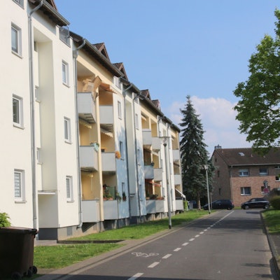 Das Bild zeigt die Wohnsiedlung an der Straße.