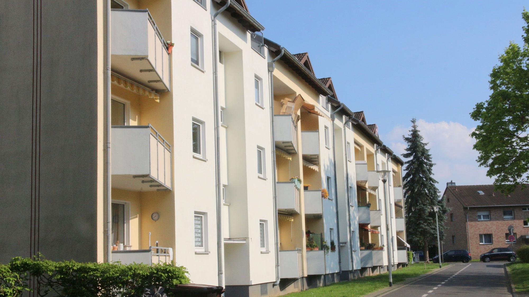 Das Bild zeigt die Wohnsiedlung an der Straße.