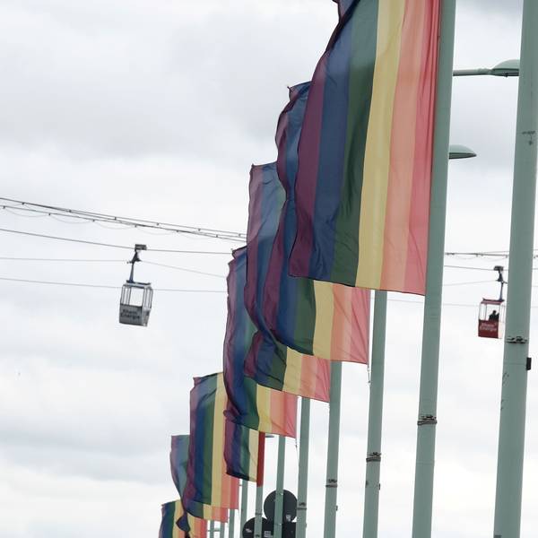 Die Stadt Köln setzt Zeichen für Vielfalt und gegen Diskriminierung und hisst Regenbogenflaggen auf der Zoobrücke anlässlich des CSD. Foto: Max Grönert