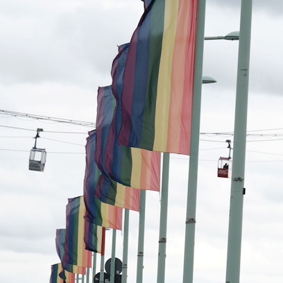 Die Stadt Köln setzt Zeichen für Vielfalt und gegen Diskriminierung und hisst Regenbogenflaggen auf der Zoobrücke anlässlich des CSD. Foto: Max Grönert