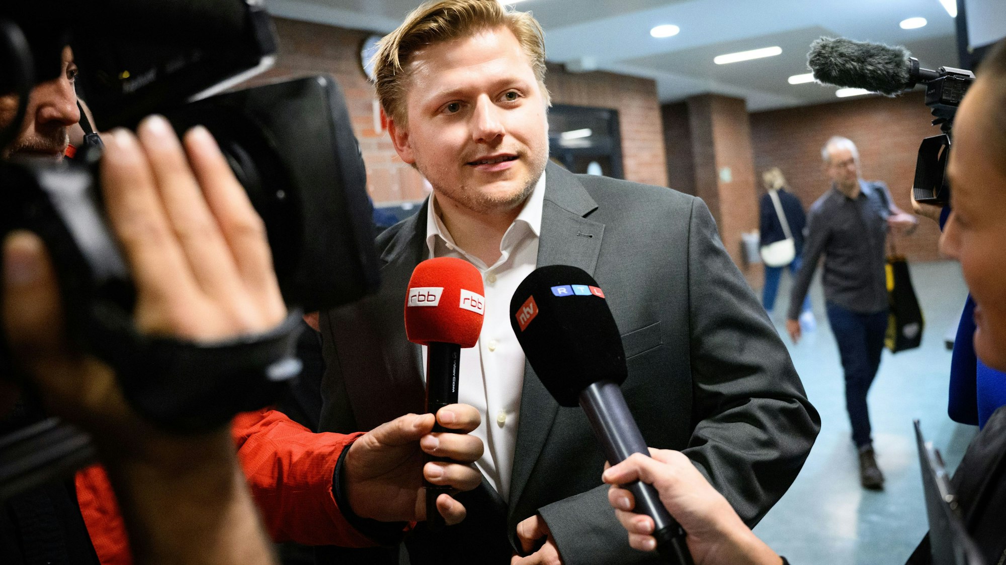 Das Bild zeigt Satiriker Sebastian Hotz alias El Hotzo im Juli 2025 beim Prozess gegen ihn vor dem Amtsgericht Tiergarten.