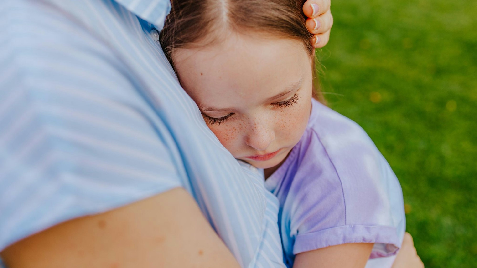 Mutter tröstet ein trauriges Mädchen