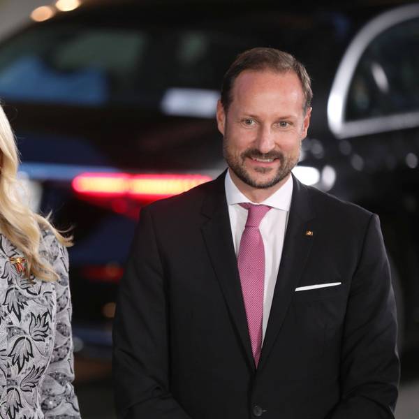 Mette-Marit und Kronprinz Haakon posieren.