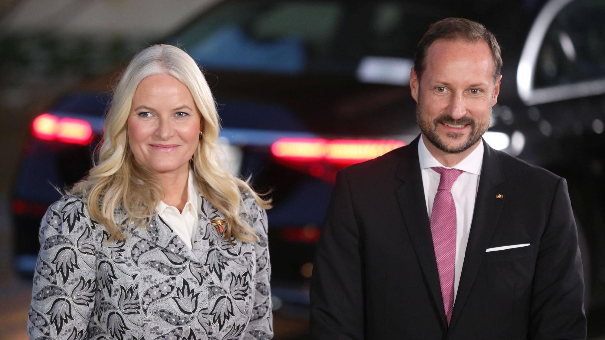 Mette-Marit und Kronprinz Haakon posieren.