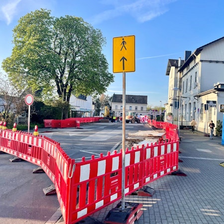 Die Umgestaltung des Bahnhofsvorplatzes in Leichlingen beginnt.