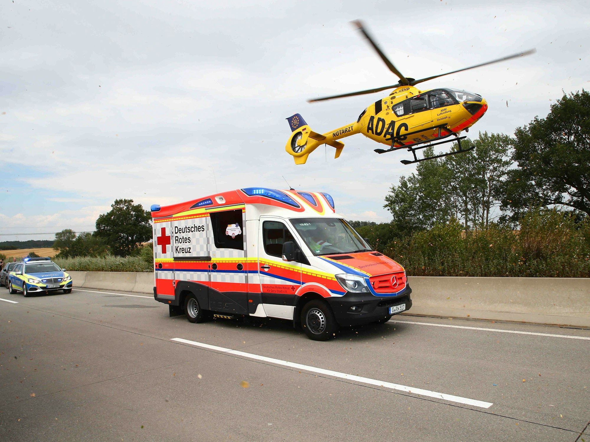 Rettungsfahrzeuge und ein Rettungshubschrauber sind auf der Autobahn im Einsatz