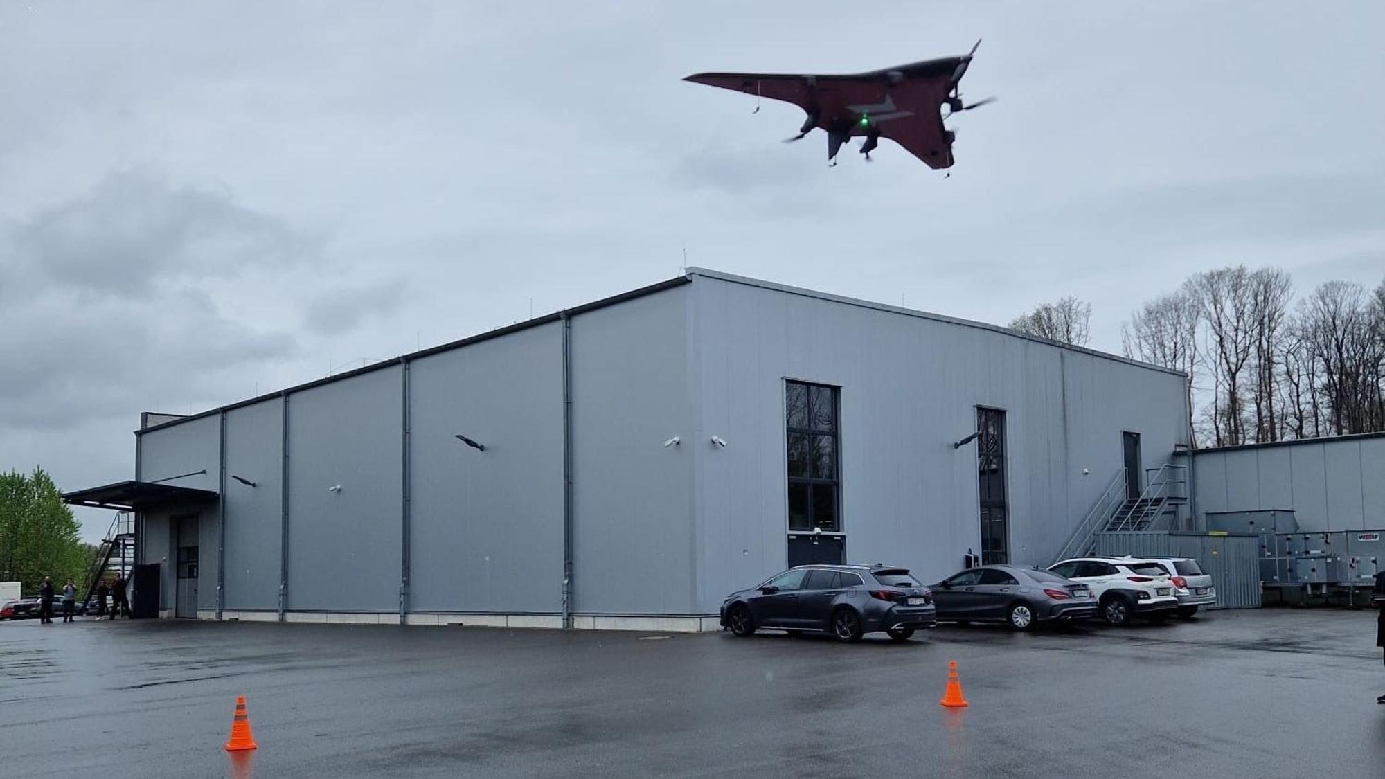 Eine Drohne bei einem Testflug in Reichshof-Wehnrath.