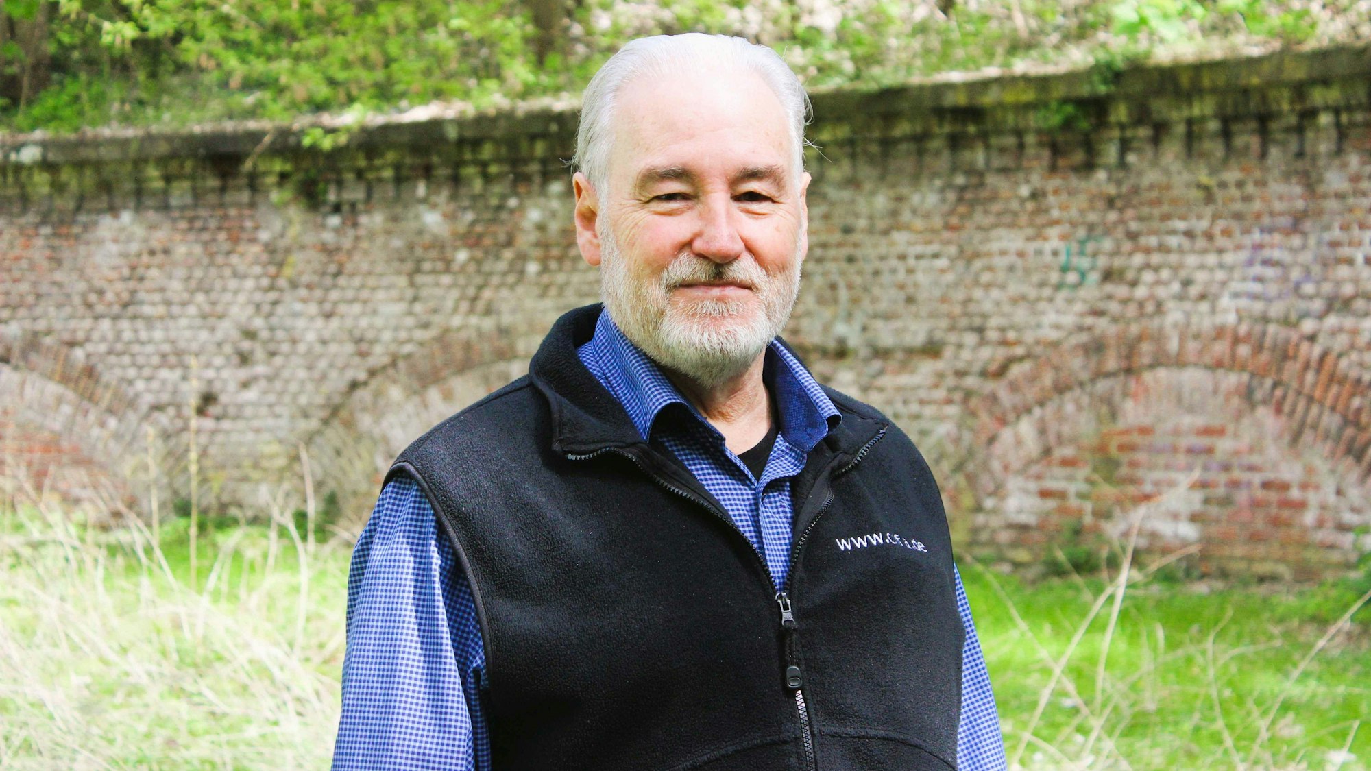 Crifa-Vorsitzender Robert Schwienbacher steht vor dem Zwischenwerk.